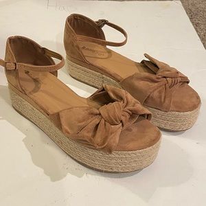Bamboo shoes‎